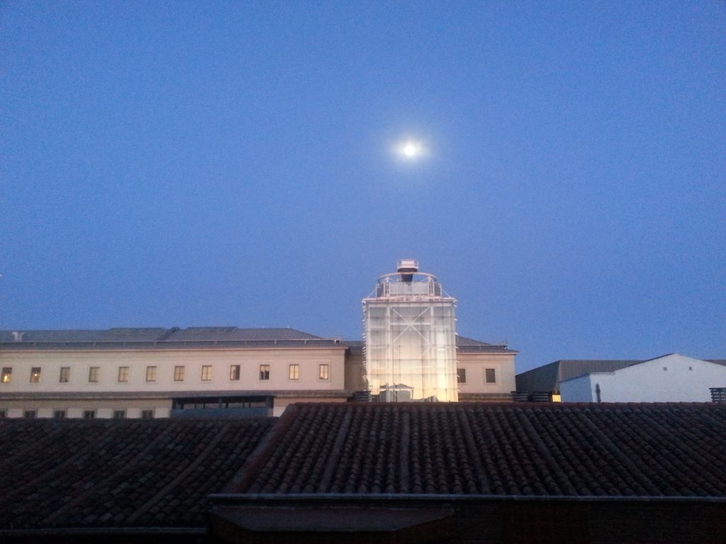 Luna llena en el cielo de verano de Madrid