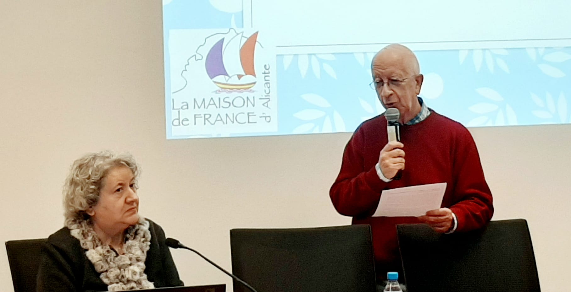 Carlos Galiana, Presidente de la Casa de Francia, presenta la conferencia de Consuelo Jiménez de Cisneros